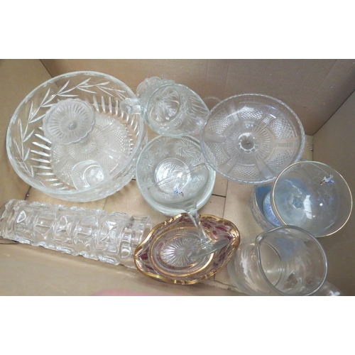 1122 - A box of miscellaneous glassware to include cut glass bowl, a pair of Babycham glasses, etc.