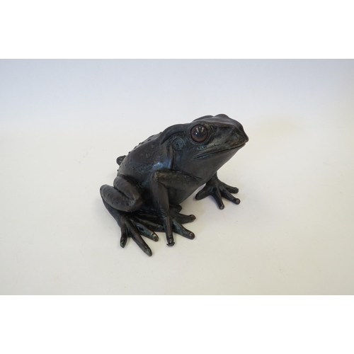 1146 - A frog figure, 9cm tall