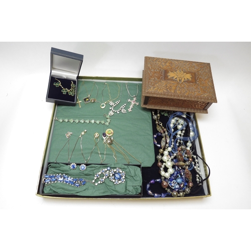 1249 - A tray of costume jewellery including diamante necklace and earrings, simulated pearls, etc