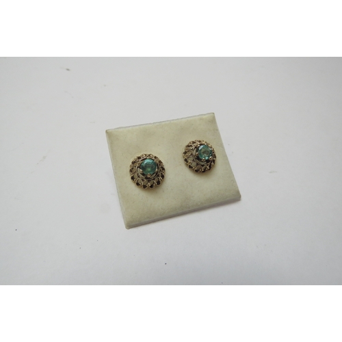 1254 - A pair of 9ct gold emerald stud earrings