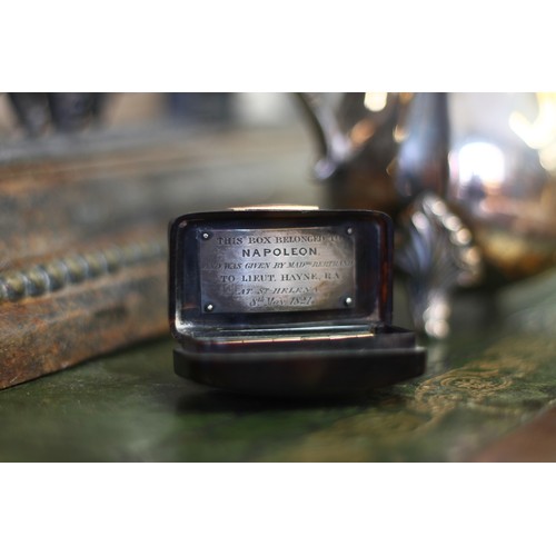 8575 - ATTRIBUTED TO NAPOLEON BONAPARTE: An early 19th Century black lacquered snuff box, the lid with cheq... 