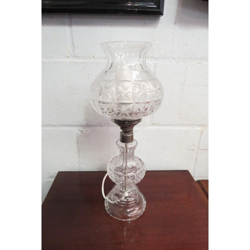 1073 - A crystal glass table lamp