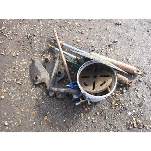 3556A - A bundle of mixed lathe parts, cogs, suspension rods etc