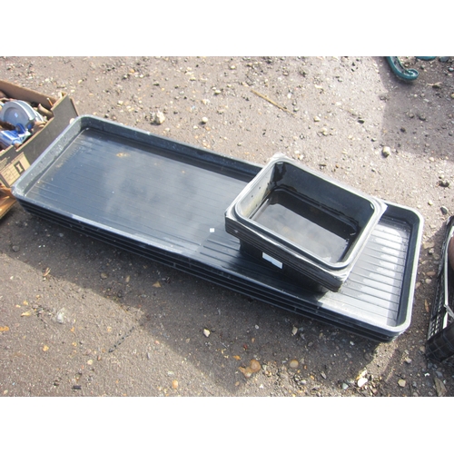 3575 - A quantity of plant trays