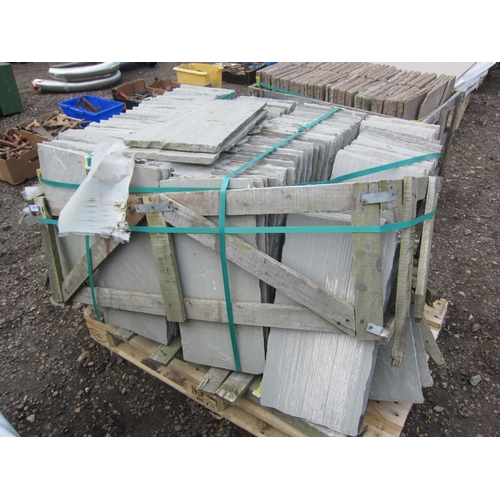 3615 - A pallet of sandstone slabs    (R) £100