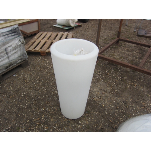 3629 - A light up plastic garden planter DTI FAILURE: Please see our information pages