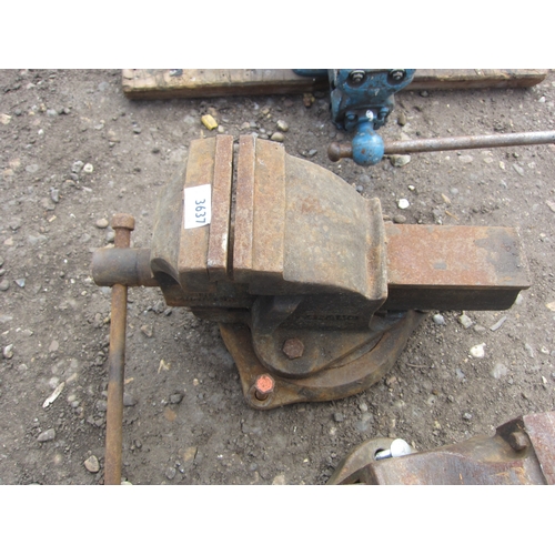 3637 - A bench vice on swivel base