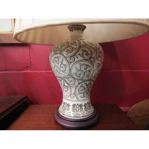 4015 - A modern ceramic table lamp with pleated shade, 36cm tall