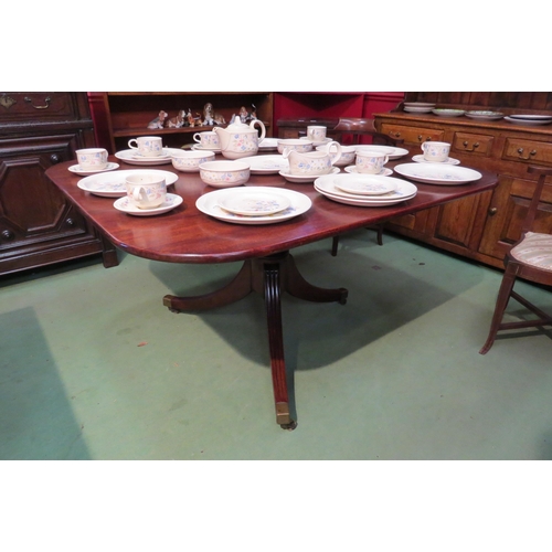 4061 - A George III round cornered tilt-top mahogany table over a turned column and reeded tri-leg base on ... 