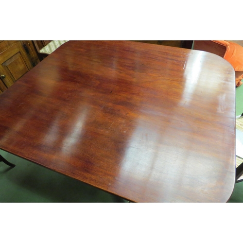 4061 - A George III round cornered tilt-top mahogany table over a turned column and reeded tri-leg base on ... 