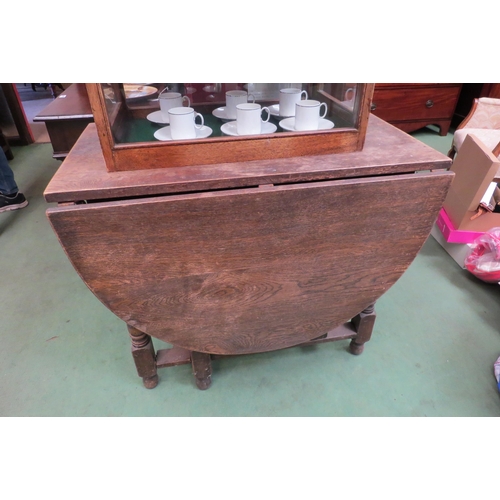 4096 - An oak drop-leaf table with turned supports, signs of old worm  (E)  £15-25