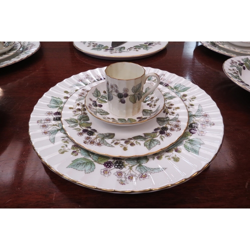 4105 - A quantity of Royal Worcester 