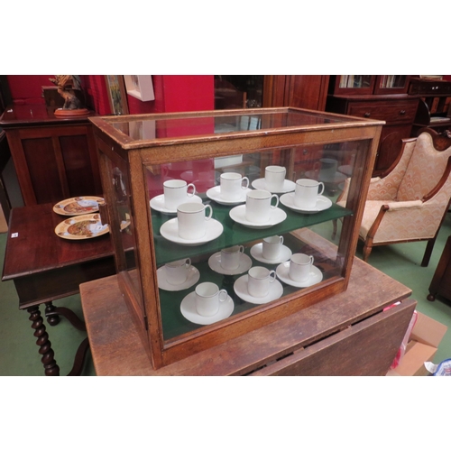 4106 - An oak shop display cabinet, doors to each end, 50cm tall x 63cm long x 36cm wide