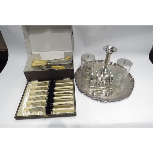 4387 - A quantity of plated wares to include toast rack, bud vase, flatware, tray, etc.