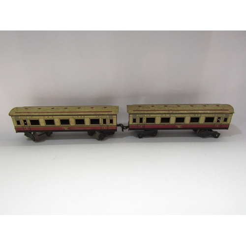 4277 - A box of metal track and a locomotive with carriages