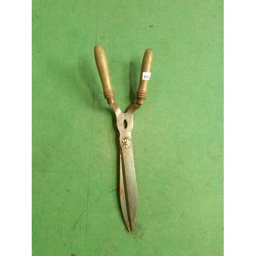 7081 - A pair of shears