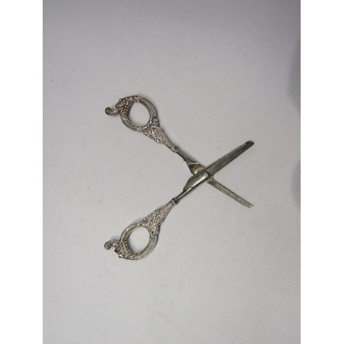 4315 - A pair of silver handled grape scissors with grape and vine decoration, hallmarked 1989, Baker Ellis... 