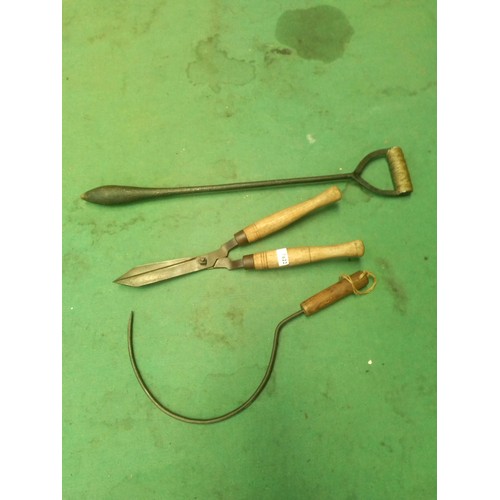 7622 - A pair of shears, dibber and hook (E)  £8-15