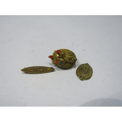 4352 - A bag of bijouterie to include National War Savings badge, pinch-beck brooch etc