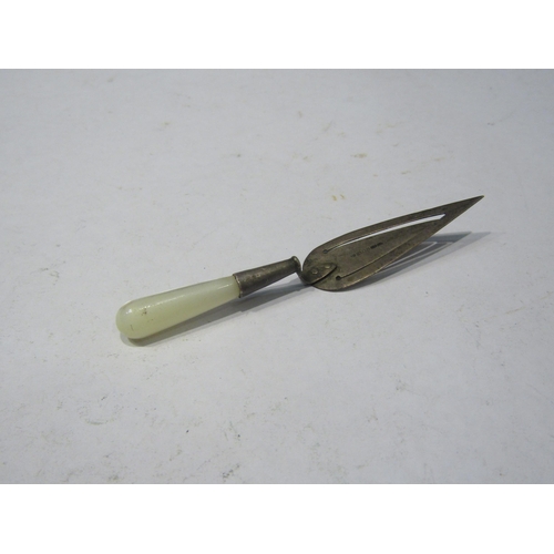 4356 - A silver bookmark of trowel form with mother-of-pearl handle