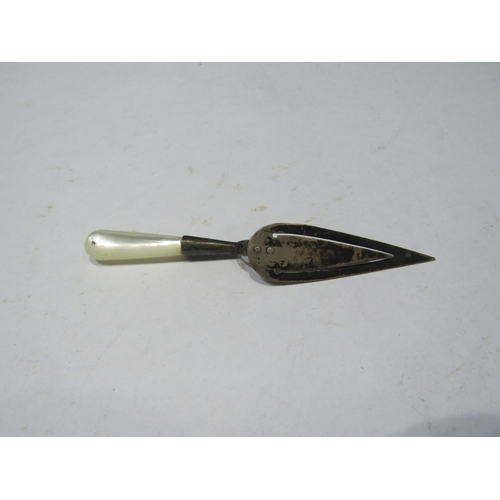 4356 - A silver bookmark of trowel form with mother-of-pearl handle