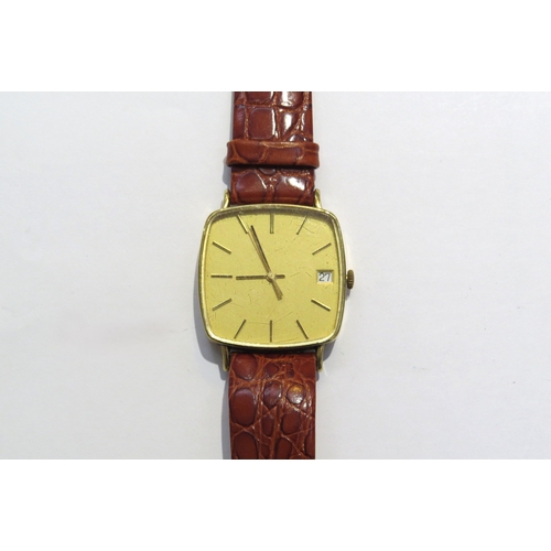 8129 - A 9ct gold cased square faced wristwatch with Swiss quartz movement