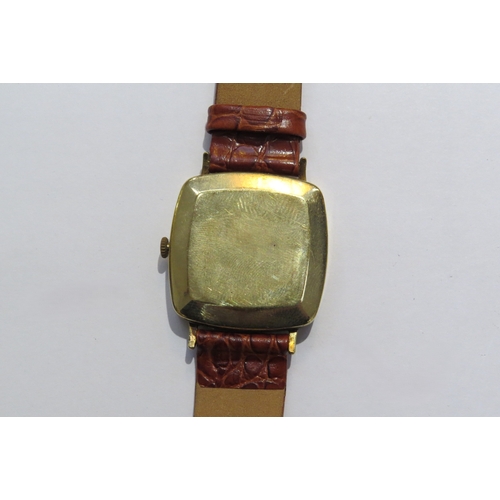 8129 - A 9ct gold cased square faced wristwatch with Swiss quartz movement