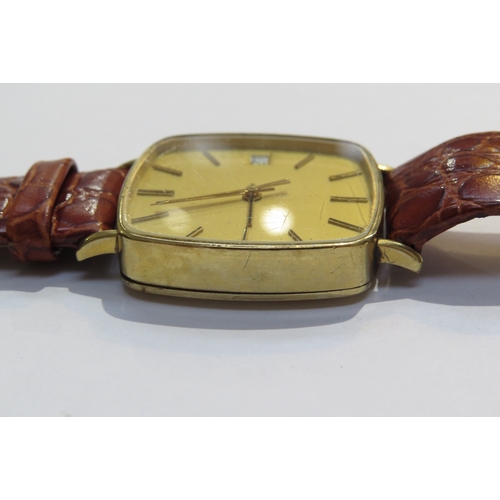 8129 - A 9ct gold cased square faced wristwatch with Swiss quartz movement