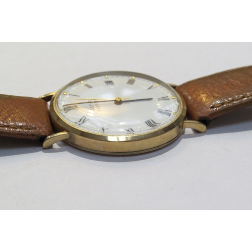 8106 - A gents Avia Classic 9ct gold watch with leather strap