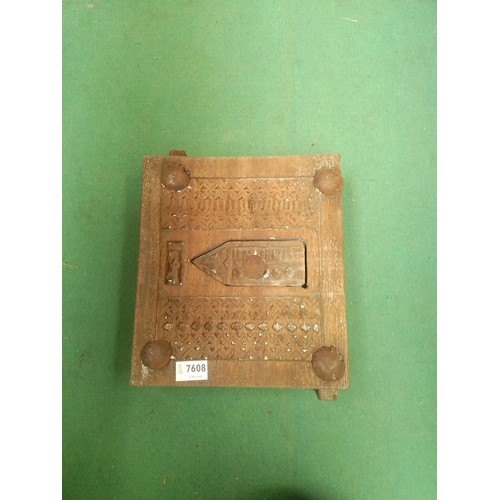 7608 - A carved wooden lock   (R)  £40