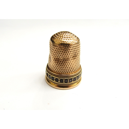 9374 - A gold coloured thimble with a band of seed pearls, 6.4g (a/f)