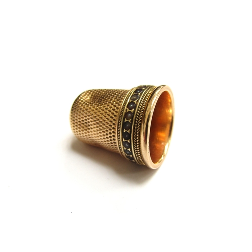 9374 - A gold coloured thimble with a band of seed pearls, 6.4g (a/f)