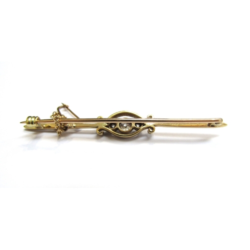 9187 - An early 20th Century gold and platinum bar brooch, centred by three graduated diamonds, unmarked, 6... 