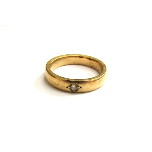 9381 - A gold band set with a single diamond, marked 18. Size O/P, 6.7g