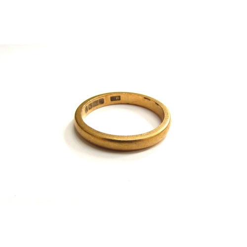 9457 - A 22ct gold wedding band. Size O, 4.4g