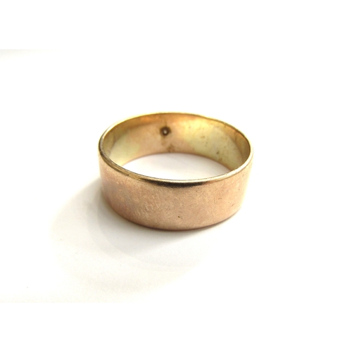 9382 - An unmarked gold band set with a small single diamond. Size  W, 5.8g