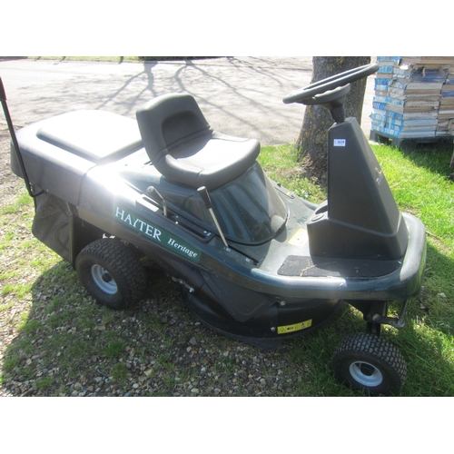 3639 - A Hayter Heritage ride-on lawn mower with collector - key in office