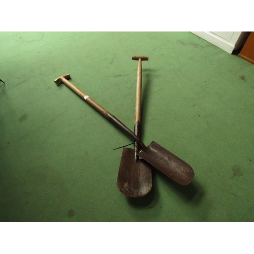 7076 - T-handled trenching spade and Martin (Wisbeach) spade