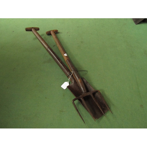 7086 - S.K.J.O 4-tined lawn aerating fork and early Skeleton no.0 spade  (GROUP)