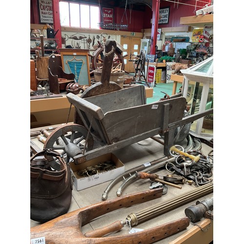 7566 - A vintage wooden childs wheelbarrow   (C)