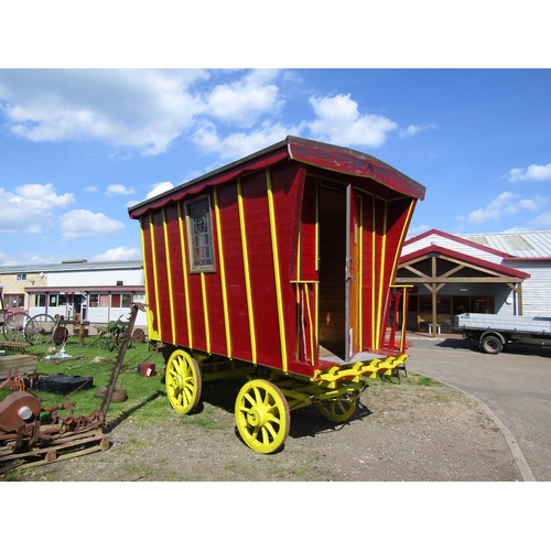 7629 - A painted 1905 four wheel live-in circus wagon, decorative leaded glass windows, interior re-fitted ... 