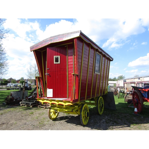 7629 - A painted 1905 four wheel live-in circus wagon, decorative leaded glass windows, interior re-fitted ... 