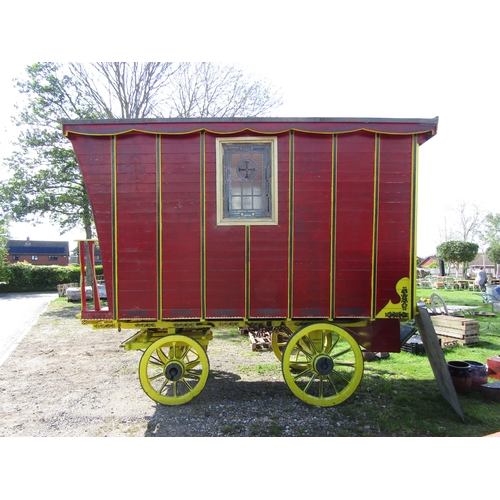 7629 - A painted 1905 four wheel live-in circus wagon, decorative leaded glass windows, interior re-fitted ... 