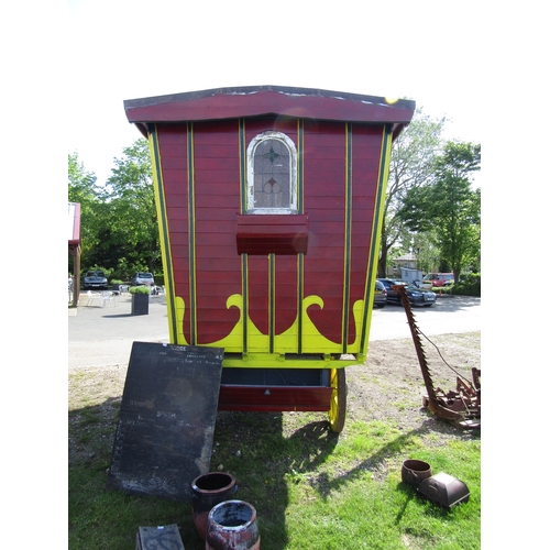 7629 - A painted 1905 four wheel live-in circus wagon, decorative leaded glass windows, interior re-fitted ... 