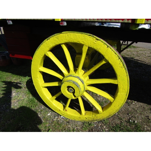 7629 - A painted 1905 four wheel live-in circus wagon, decorative leaded glass windows, interior re-fitted ... 