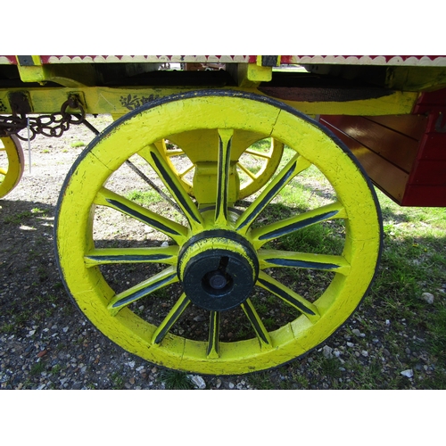 7629 - A painted 1905 four wheel live-in circus wagon, decorative leaded glass windows, interior re-fitted ... 