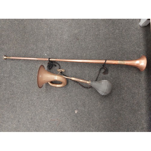 1493 - A brass car horn and copper hunting horn (2)