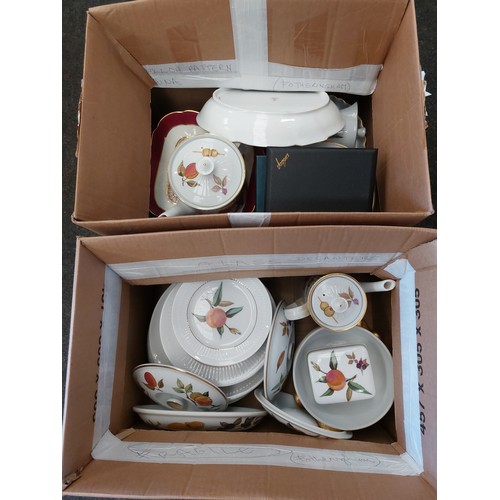 1472 - Two boxes containing a part Royal Worcester 