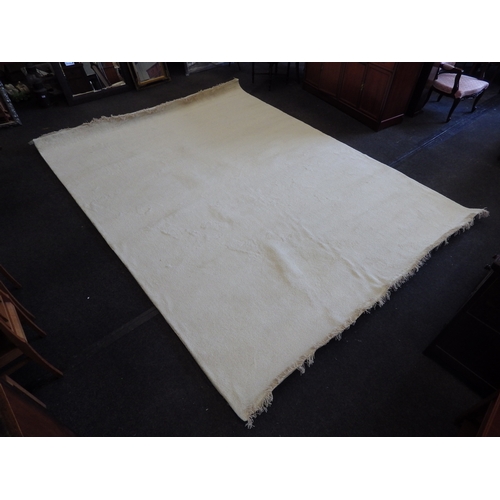 1496 - An Indian hand-knotted cream wool rug with tasselled ends, 12.1m x 9.0m