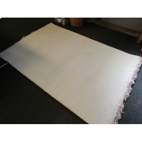 1495 - An Indian hand-knotted cream wool rug with tasselled ends, 6.0m x 4.0m